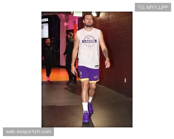 东契奇居然穿着几百块的外套去训练，真跟篮球天才画风不符啊！