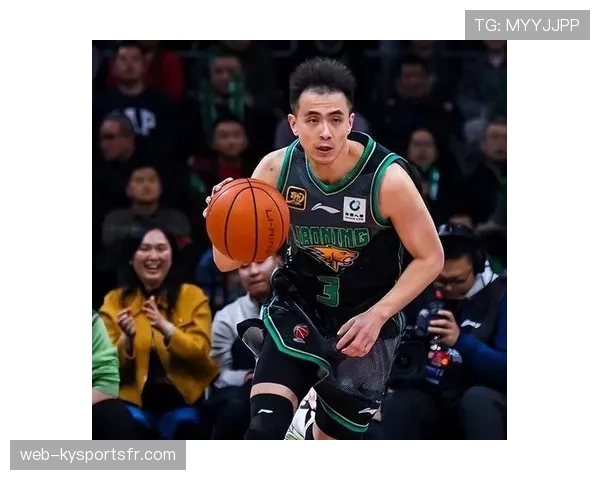 篮球裁判如何判定比赛中球员的假摔行为与处罚标准